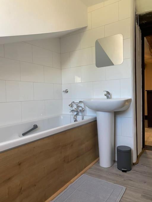 Spacious 1 Bed Home With Shared Pool Champagnac-la-Rivière エクステリア 写真